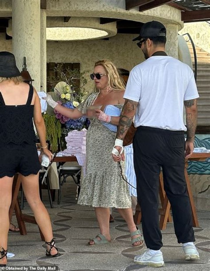 15 Pics Of Britney Spears Showing Off Her Killer Abs To Get You Motivated In 2020
