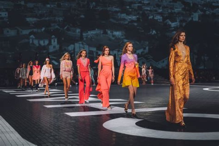 Alessandra Ambrosio Walking In VS Fashion Show — Pics