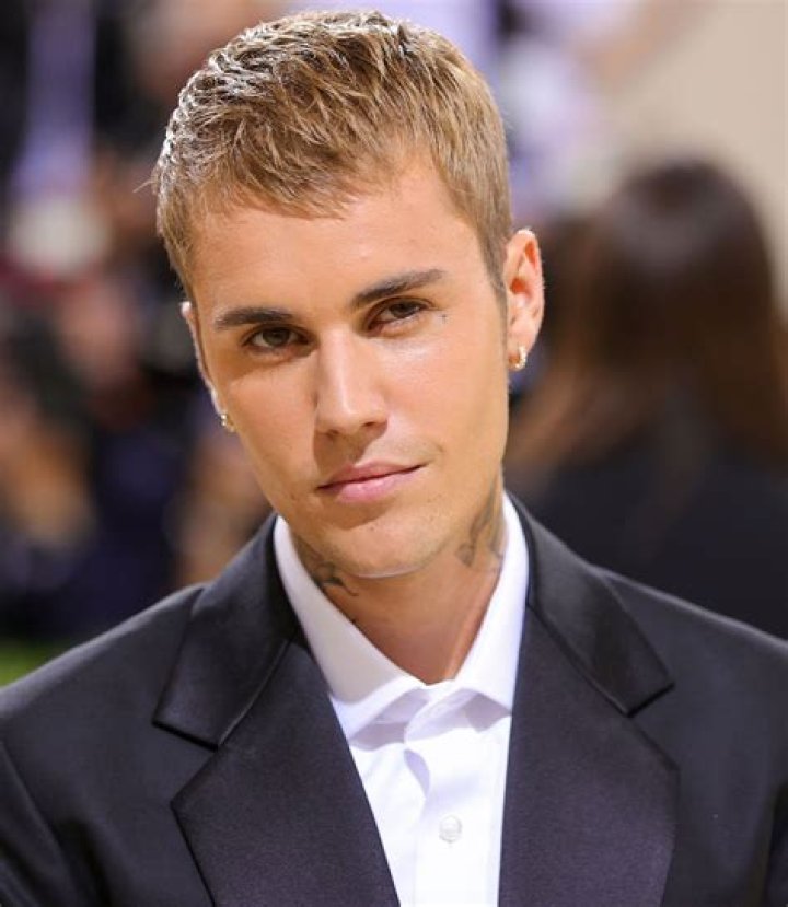 All About Justin Bieber’s Model Friend – Hollywood Life
