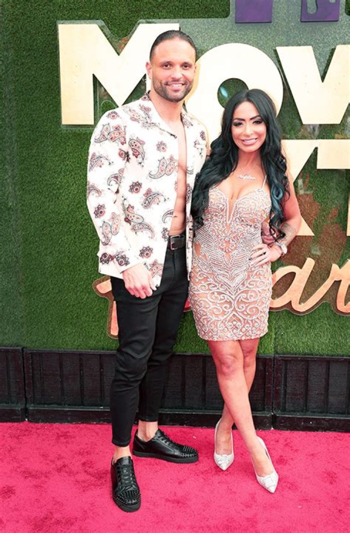 Angelina Pivarnick Engaged To Vinny Tortorella On ‘Jersey Shore’ – Hollywood Life