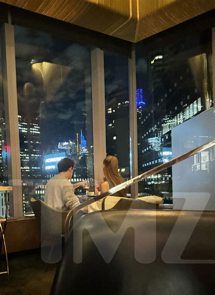 Ariana Grande and Ethan Slater Seen on NYC Date Night: Photos – Hollywood Life
