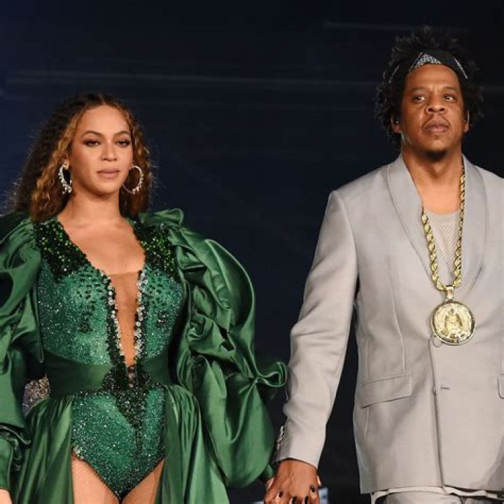 Beyonce & Jay-Z Make Faces & Act Silly As She Stuns In Red Dress – Hollywood Life
