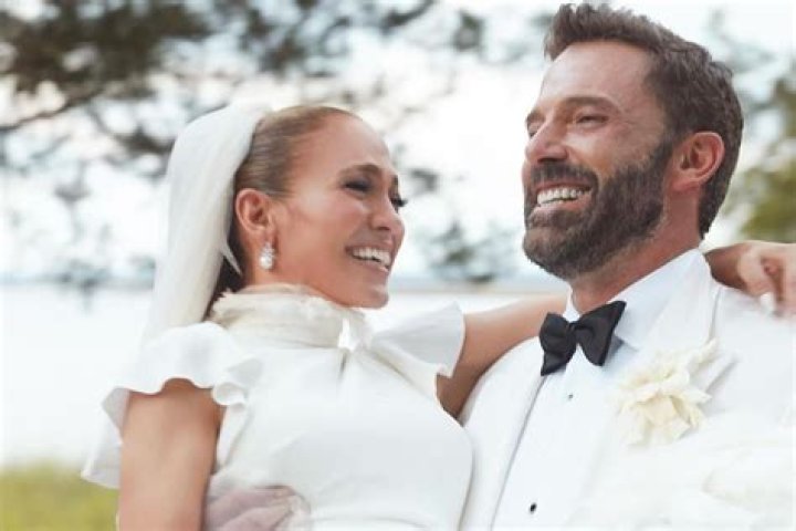 Jennifer Lopez & Ben Affleck Passionately Kiss Hours Before Announcing Engagement: Photos
