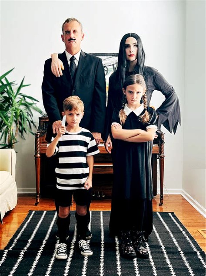 Joe Jonas & Sophie Turner Addams Family Halloween Costumes 2018: Pics – Hollywood Life