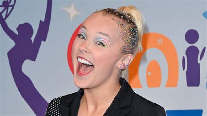 JoJo Siwa Kisses Friend On Valentine’s Day: Photo – Hollywood Life