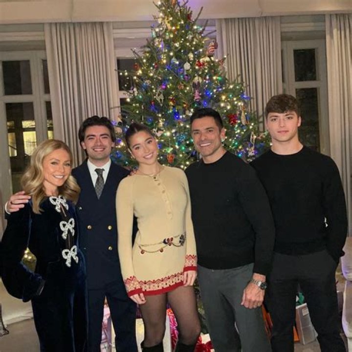 Kelly Ripa & Mark Consuelos Cozy Up In Cute ‘Date Night’ Photo