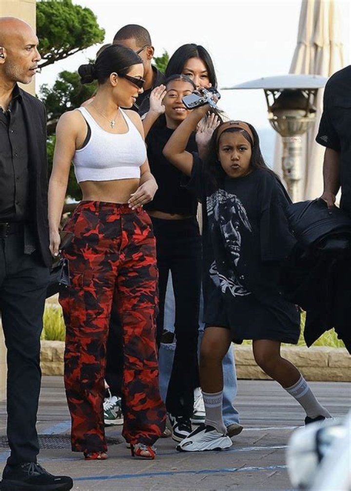 Kim Kardashian Rocks Crop Top While At Dinner With Daughter North – Hollywood Life