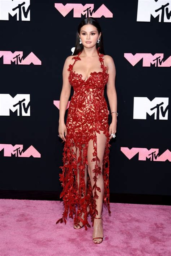 Kylie Jenner, Jennifer Lopez & More Best Dressed Celebrities Of The Week – Quarantine Edition