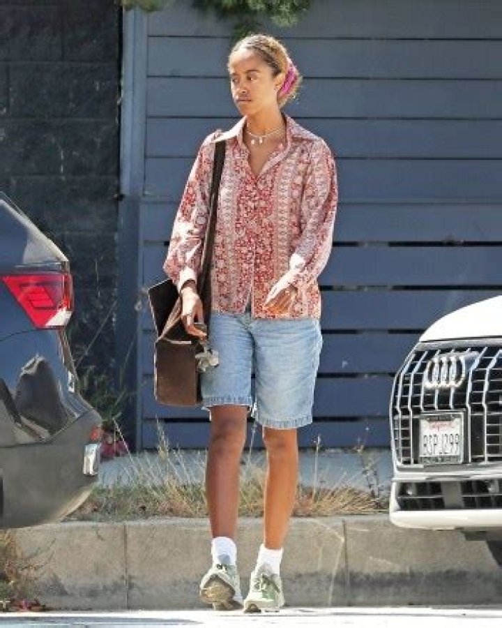 Malia Obama, 25, Keeps Cool In Denim Shorts While Food Shopping Amid Heat Wave In LA: Photos