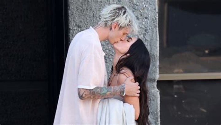 Megan Fox & Machine Gun Kelly Spotted Kissing On Dinner Date: Pics – Hollywood Life