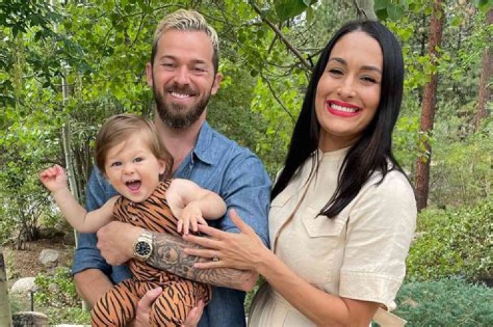 Nikki Bella Responds To Vacationing Without Artem Chigvintsev & Son – Hollywood Life