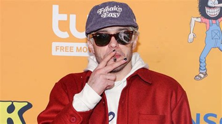 Pete Davidson Smokes On ‘The Freak Brothers’ Red Carpet — Photo – Hollywood Life