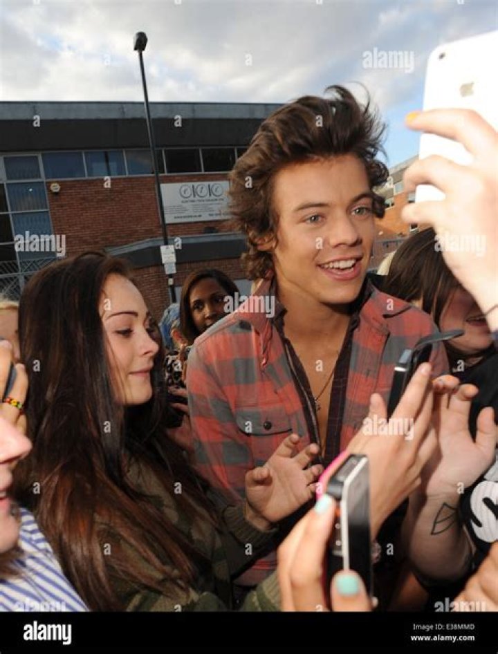 [PICS] Harry Styles & Fan — Harry Gets Up Close & Personal With A Cute Fan – Hollywood Life