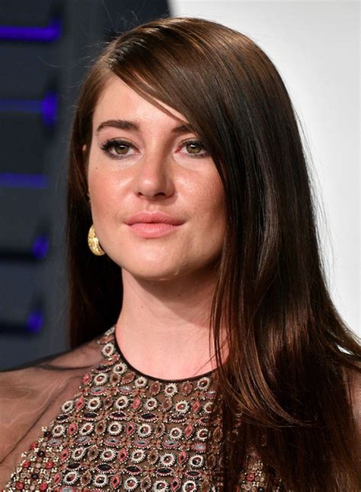 Shailene Woodley & Hot Rugby Player BF Have An Adorable Public Makeout Session — Pic