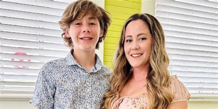 ‘Teen Mom’ Jenelle Evans Slammed For Posing With Massive Gun After FL School Massacre