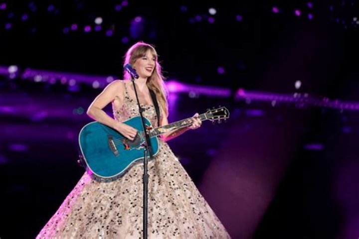 [VIDEO] Taylor Swift’s Performance At The Formula 1 Grand Prix — Watch – Hollywood Life